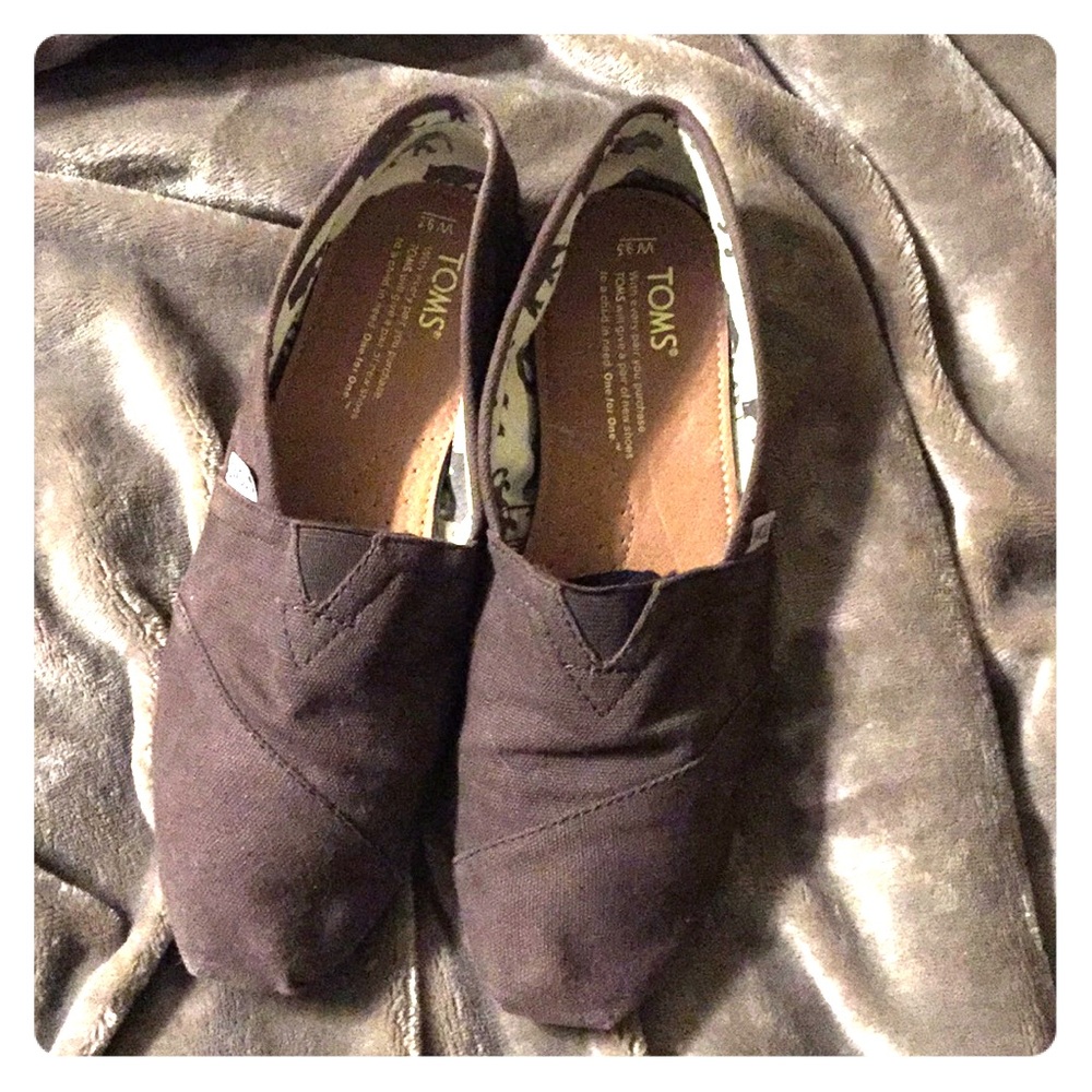 Toms classic slip ons